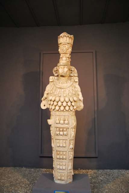Artemida z Efezu, posąg z I w. n.e. (Muzeum Efeskie, Selçuk, Turcja)
